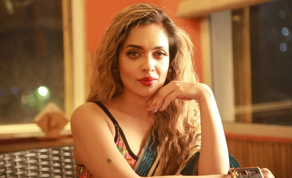 শুটিং-এ পা ভেঙে বিছানায় নতুন নায়িকা মাহা