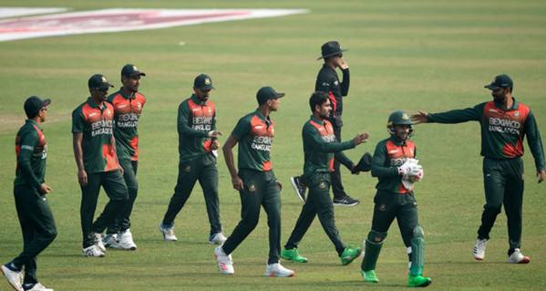 নিয়ম ভঙ্গের কারনে টাইগার পেসারকে চরম শাস্তি দিলেন আইসিসি