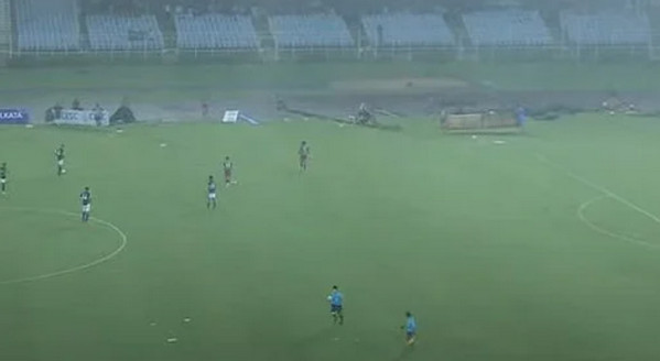 এই মাত্র পাওয়াঃ কলকাতায় ঝড়-বৃষ্টি, বন্ধ ম্যাচ