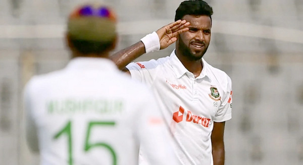 আউট, আউট, আউটঃ দিনের দ্বিতীয় বলেই এবাদতের উইকেট আঘাত