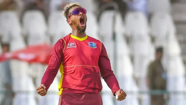 অবিশ্বাস্য বোলিংয়ে নিজেকে নতুন করে চেনালেন পুরান