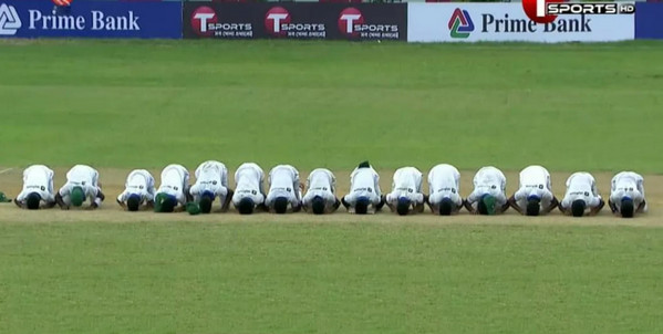 সেজদা দিয়ে জয় উদযাপন, প্রশংসা ও অভিনন্দন জানিয়েছেন মুশফিকুর -তামিম