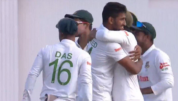 খালেদের বোলিং দাপোটে ওয়েস্ট ইন্ডিজের টানা ৩ উইকেটের পতন