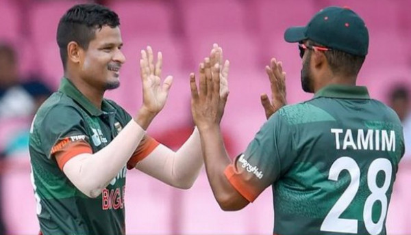 আউট আউট আউটঃ অবশেষে উইন্ডিজের মাটি কামড়ানো জুটি ভাঙলেন নাসুম, দেখুন সর্বশেষ স্কোর