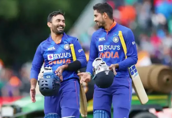 অবিশ্বাস্য: সাত নম্বরে ব্যাট করতে নেমে ধোনির রেকর্ড ভেঙে গুড়িয়ে দিলেন এই তারকা ব্যাটার