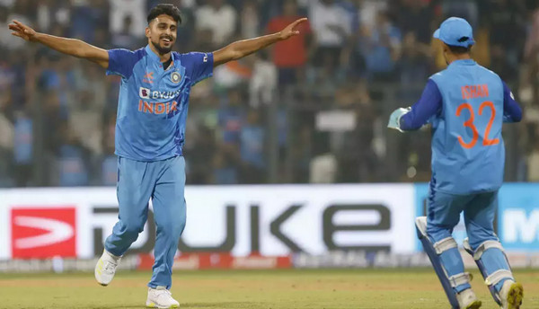 “উমরানের মত বোলার অলিতে-গলিতে রয়েছে”