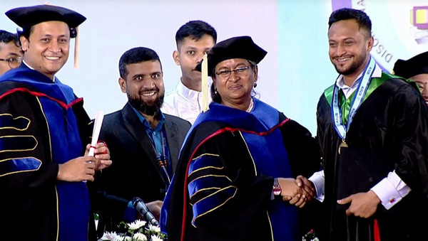 অবশেষে সাকিবের গ্র্যাজুয়েট হওয়ার স্বপ্ন পূরণ