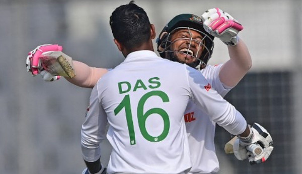মুশফিকের দারুন সেঞ্চুরি, বড় সংগ্রহের পথে বাংলাদেশ