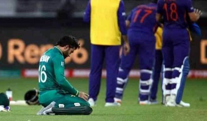 মাঠে রিজওয়ানের নামাজে ভারতীয়দের শাস্তি দাবি
