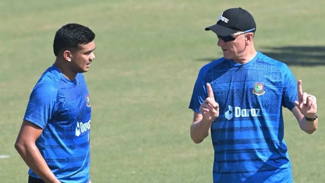 বিদায়ী কোচকে নিয়ে বক্তব্য দিলেন তাসকিন মুস্তাফিজ