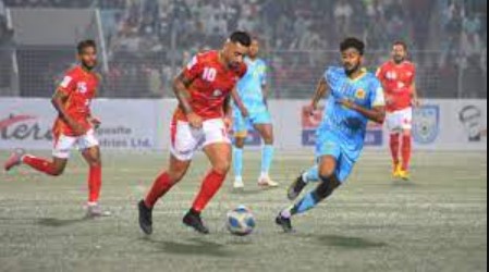 দ্বিতীয়ার্ধের সাত মিনিটের মধ্যে বসুন্ধরা কিংস ২ গোল আদায় করে ফাইনালের পথে রয়েছে