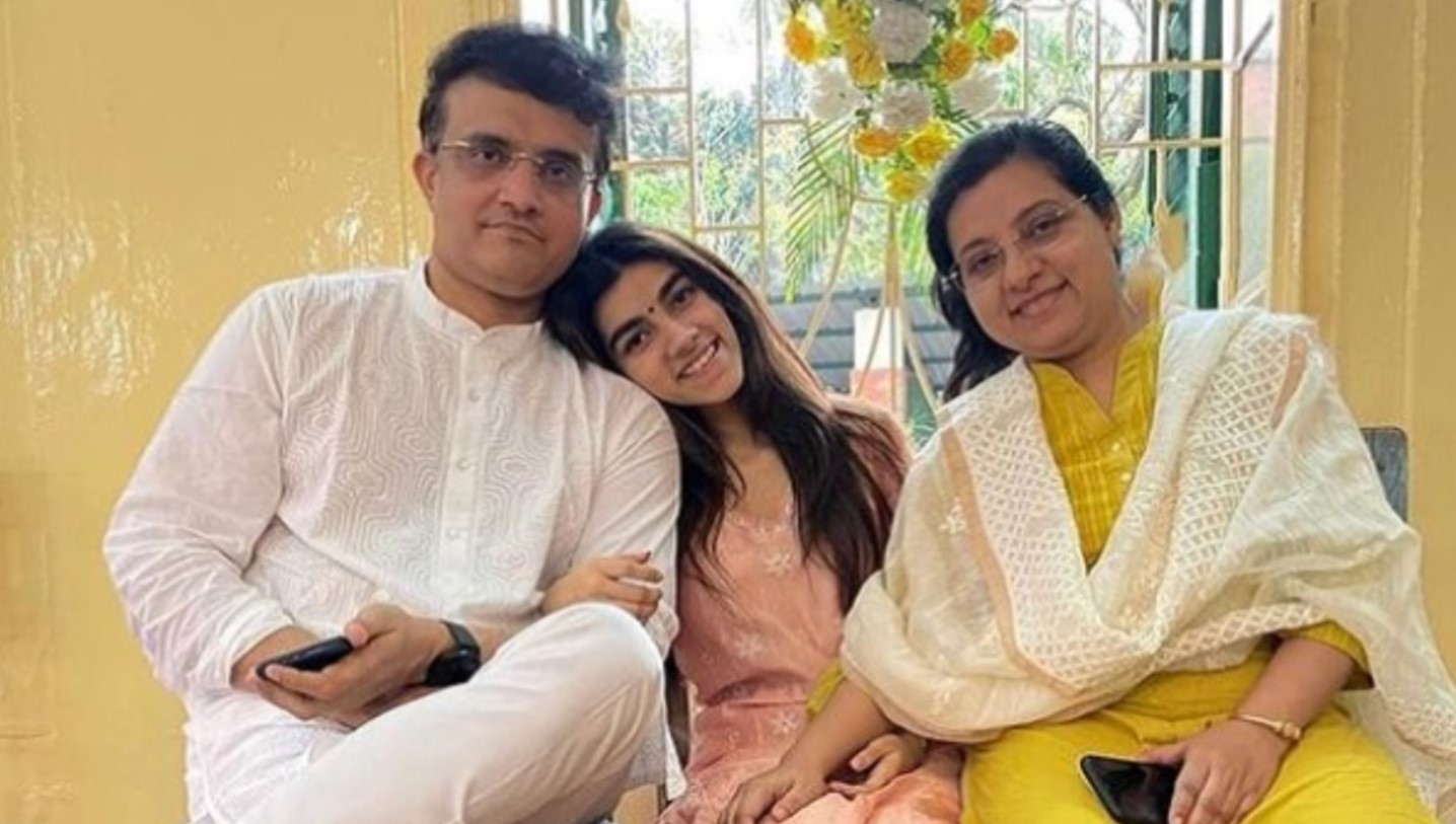 পাওয়া গেল আসল খবর যে চাকরি করেন সৌরভের মেয়ে সানা
