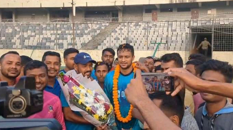 মাঠ-কর্মীদের কাছে ফুলের শুভেচ্ছা পেলেন সাকিব