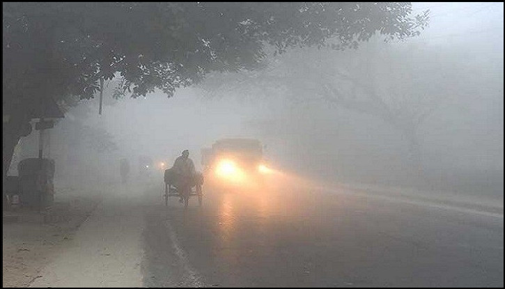দিনাজপুরের ঘন কুয়াশায় মানব বিপর্যস্ত জনজীবন