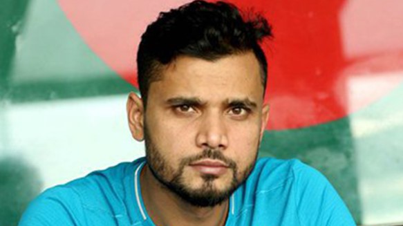 সাবেক গুরুকে দেখামাত্রই জড়িয়ে ধরেন মাশরাফি