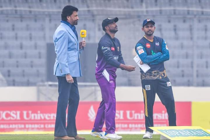 দিনের প্রথম ম্যাচে ফ্লাডলাইটের আলোতে শেষ হলো টস পর্ব, একাধিক চমক দুর্দান্ত ঢাকায় দেখেনিন একাদশ -