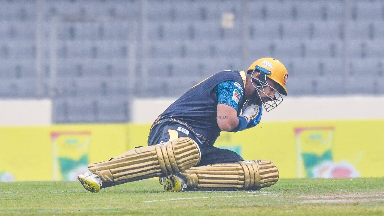বল মাথায় লেগে রক্তাক্ত হয়ে মাঠ ছাড়লেন গুনাথিলাকা