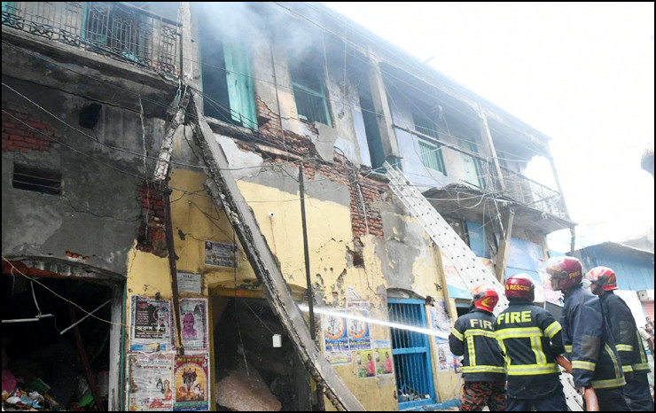 নারায়ণগঞ্জের বাণিজ্যিক ভবনে ভয়াবহ আগুন