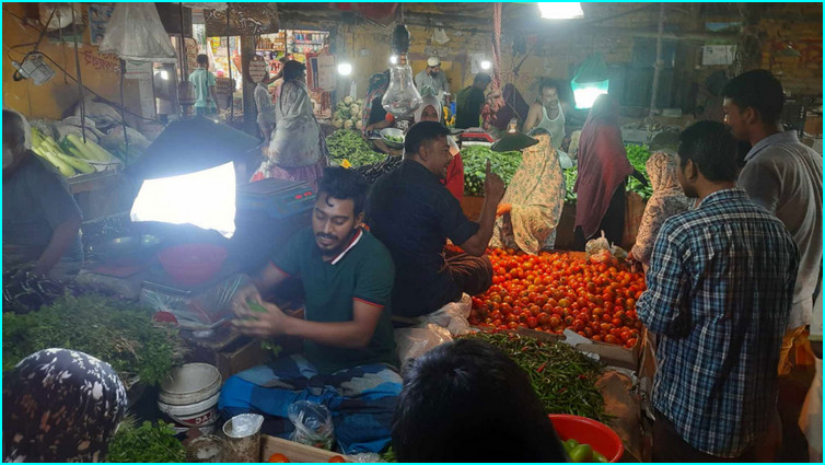 শুক্রবার এলেই উত্তাপে দাম বাড়ে মাছ-সবজির বাজারে