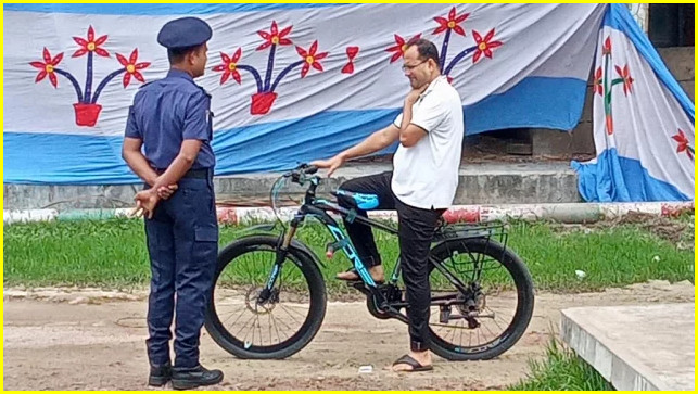 ‘ছদ্মবেশে’ সাইকেল চালিয়ে পুলিশের কার্যক্রম দেখলেন যশোরের নতুন এসপি, তারপর যা ঘটে গেল