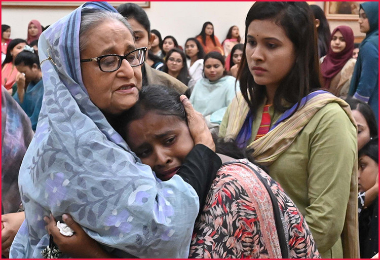 প্রধানমন্ত্রীর সঙ্গে কান্নায় ভেঙে পড়ে একি বললেন ছাত্রলীগ নেত্রীরা