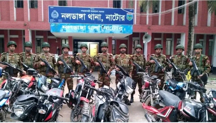 সেনাবাহিনী আসায় ১১টি বাইক ফেলে পালাল