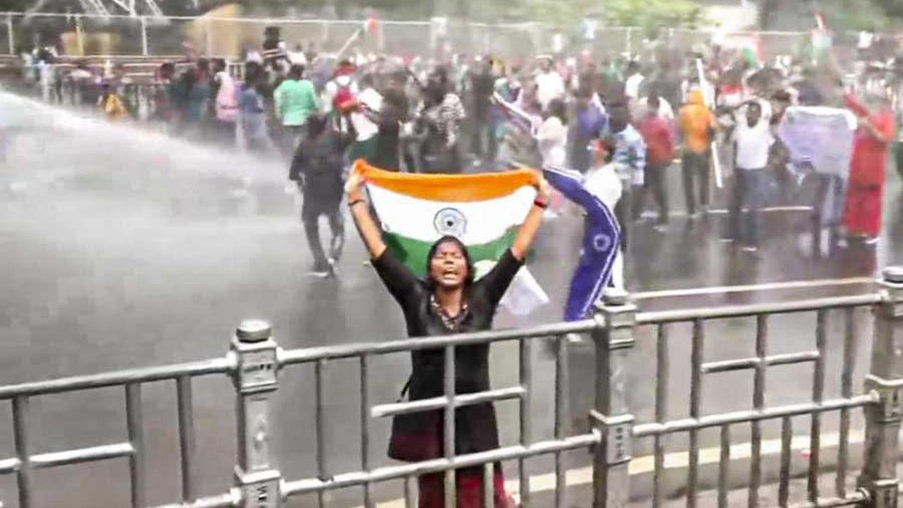 বাংলাদেশের পর ভারতে সরকার পতনের এক দফা এক দাবি, দিন ভর ব্যাপক সংঘর্ষ