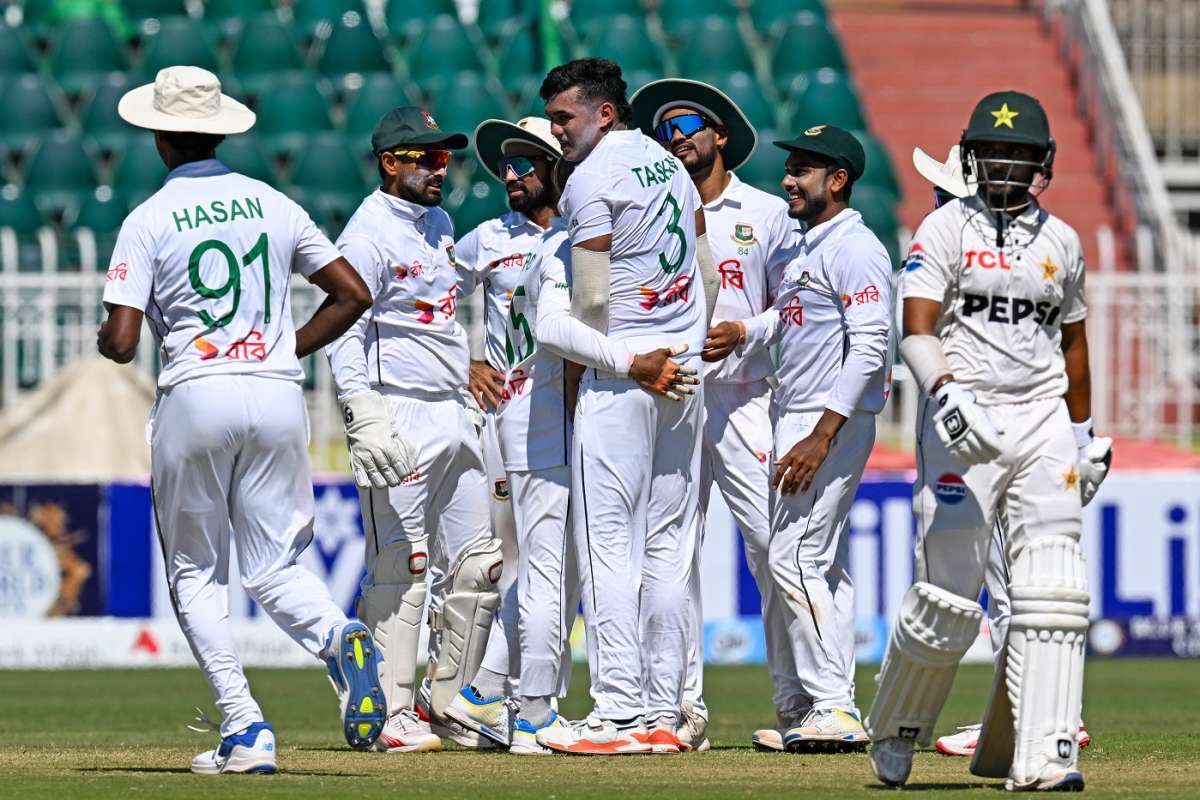 তাসকিনের জোড়া আঘাতে কুপকাত পাকিস্তান, দেখে নিন সর্বশেষ স্কোর