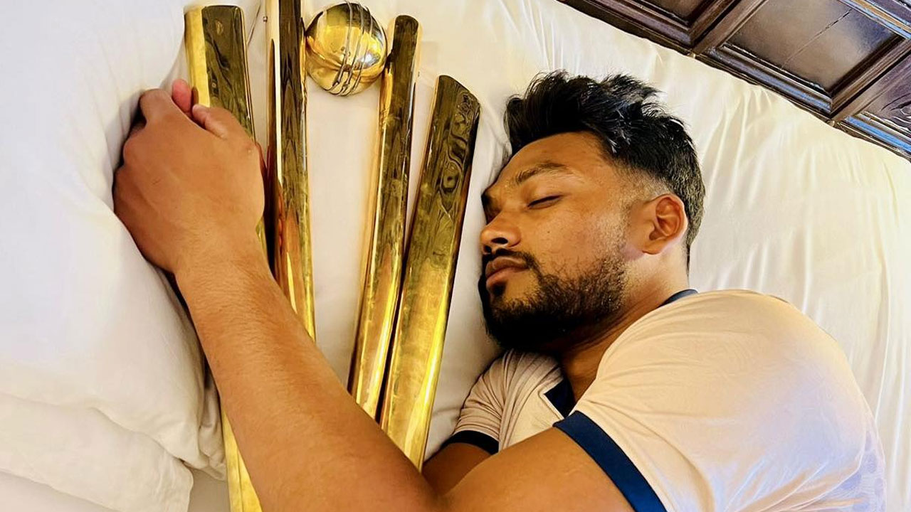 যে কারনে টেস্ট সিরিজের ট্রাফি নিয়ে ঘুমালেন শান্ত