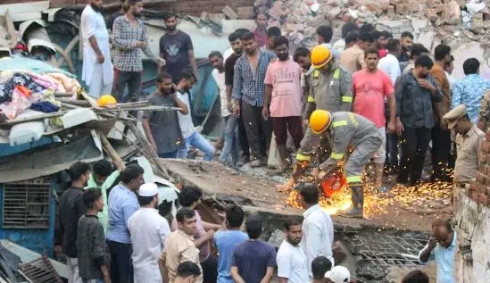 হঠাৎ ধসে পড়ল ৩ তলা ভবন ; একই পরিবারের ১০ জনসহ বহু প্রাণহানি