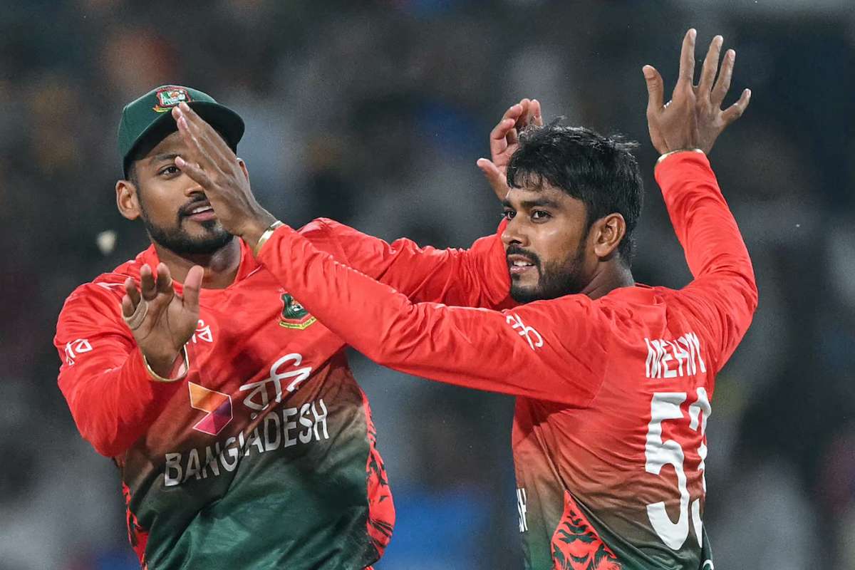 শুরুতেই জোড়া আঘাত করলো বাংলাদেশ