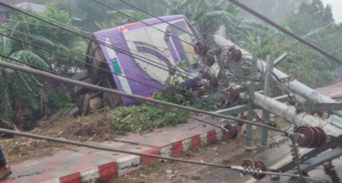 এই মাত্র পাওয়া ; নিয়ন্ত্রণ হারিয়ে খাদে গিয়ে পড়ল বাস, নিহদের পরিচয় এখনও জানা যায়নি