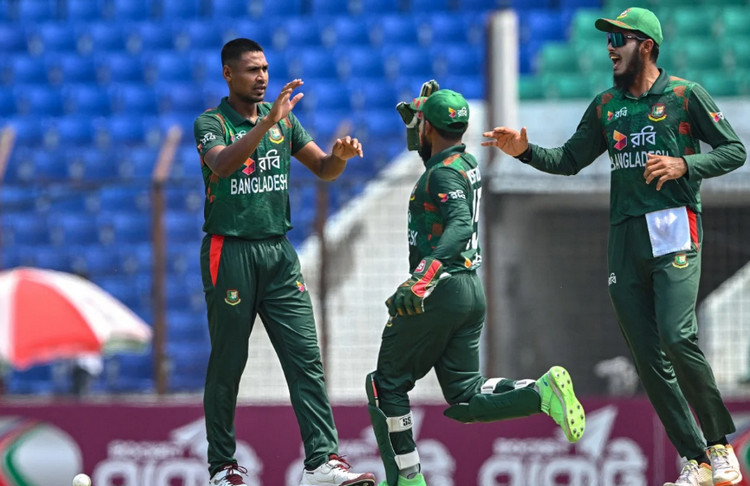 জোড়া আঘাত করলেন মুস্তাফিজ, দেখে নিন সর্বশেষ স্কোর-