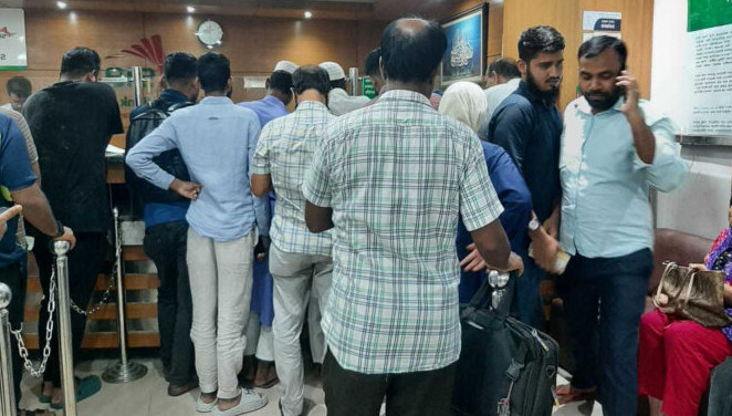 ব্রেকিং নিউজ ; দেওলিয়া ঘোষণা ৪ ব্যাংক, টাকা তুলতে পারছেন না গ্রাহকরা