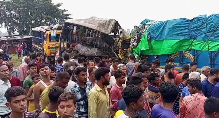 এই মাত্র পাওয়া ; বাস-ট্রাক সংঘর্ষে ৪ জনের প্রাণহানি