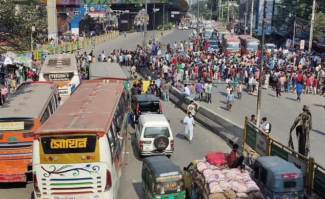 রাজধানীতে রাস্তায় ব্যাটারিচালিত রিকশা ফেলে চলছে অবরোধ!