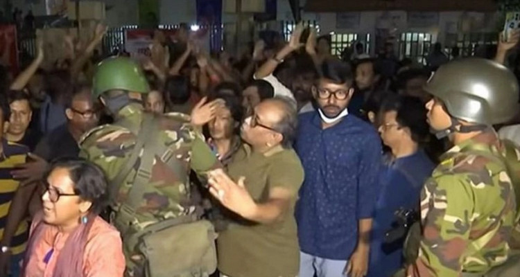 ব্রেকিং নিউজ ; পরিস্থিতি নিয়ন্ত্রণে পুলিশ-সেনাবাহিনী মোতায়েন