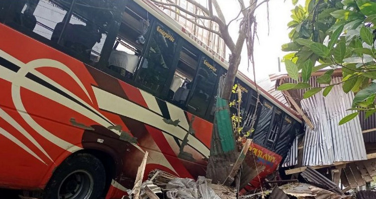 চালককে কথা বলতে নিষেধ করায় ‘জেদ’ করে ভয়াবহ দুর্ঘটনা