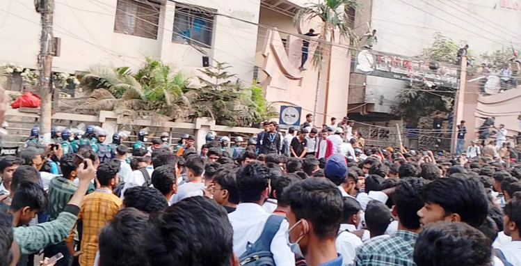 ভুল চিকিৎসায় ছাত্রের মৃত্য, হাজার হাজার ছাত্রের হাসপাতালে হা*ম'লা ; ছুটে এল সেনাবাহিনি-পুলিশ