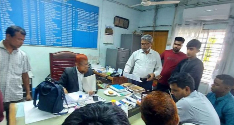 প্রশ্নপত্রে শেখ মুজিবকে স্বাধীনতার ঘোষক উল্লেখ করায় বিদ্যালয়ে হট্টগোল, তারপর যা হল
