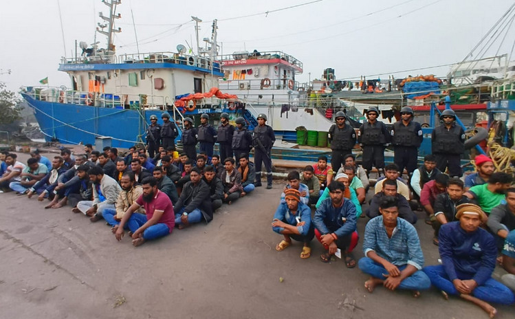 বাংলাদেশিদের গণ আ'ট'ক করল ভারতীয় কোস্ট গার্ড