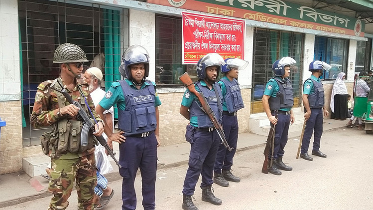 রাতভর পরিস্থিতি উ'ত্ত'প্ত, পুলিশ ও সেনা মোতায়েন