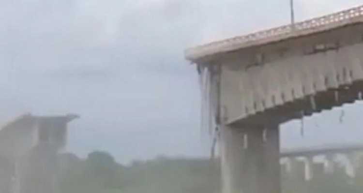 হঠাৎ ভেঙ্গে পড়ল সেতু, ৩ জনের মৃ'ত্যু