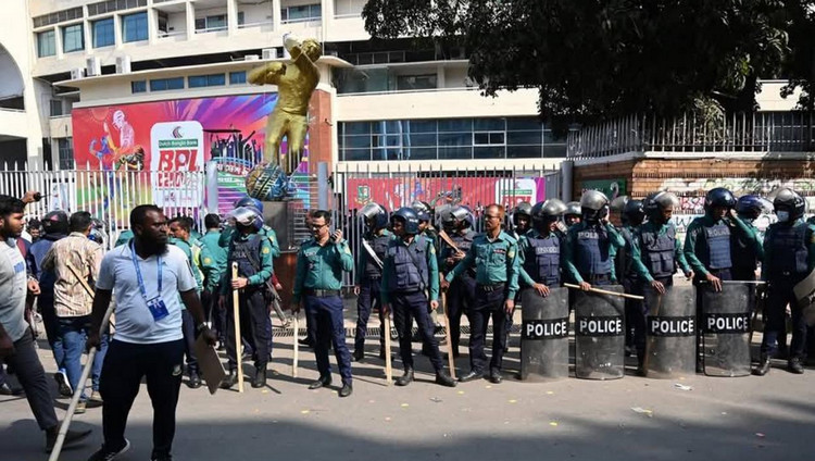 বিপিএলের টিকিট নিয়ে উত্তেজনা: স্টেডিয়ামের গেট ভা'ঙ'চু'র, বি'ক্ষো'ভ