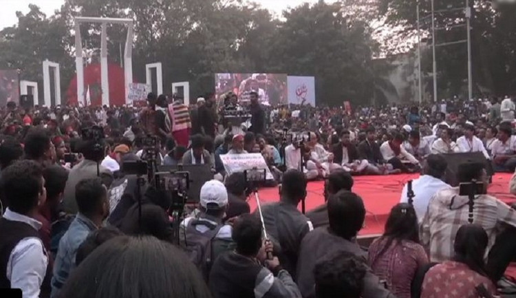 ব্রেকিং নিউজ ; জনস্রোতের ঢল নেমেছে রাজধানীর কেন্দ্রীয় শহীদ মিনারে