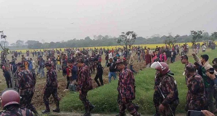 এইমাত্র পাওয়া ; সীমান্তে গাছ কাটা নিয়ে ব্যাপক উ'ত্তে'জনা
