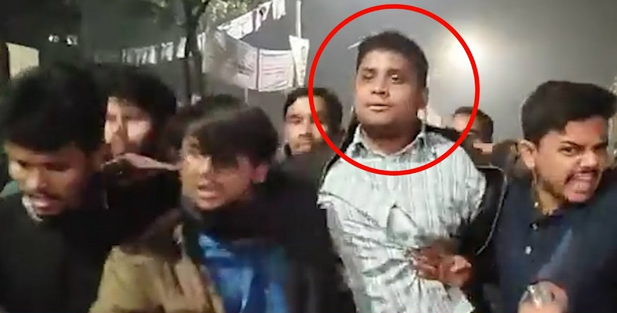 শিক্ষার্থীদের তোপের মুখে সমন্বয়ক হাসনাত আব্দুল্লাহ নিউ মার্কেট ছাড়লেন