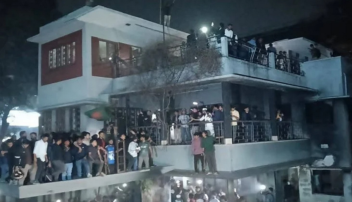 ব্রেকিং নিউজ ; ধানমন্ডির ৩২ বাড়িতে ভাঙচুর
