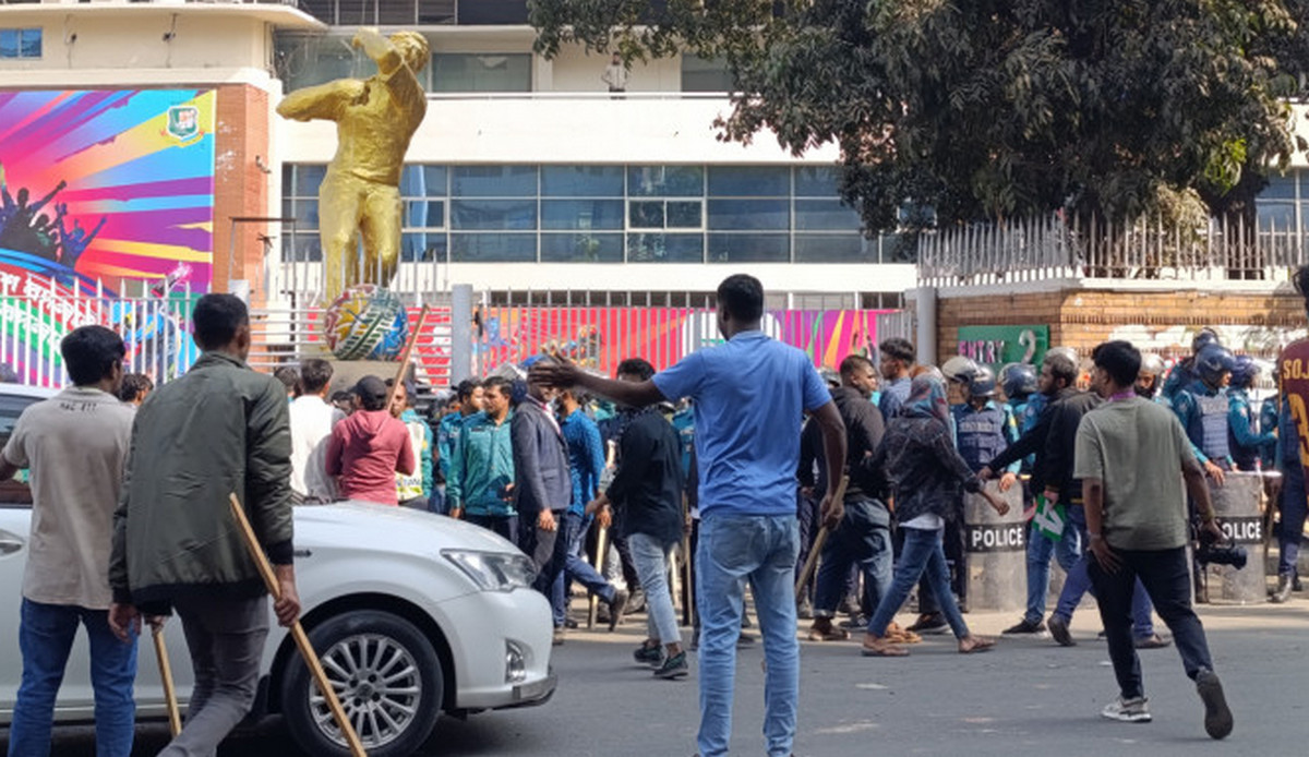 বিপিএলের ফাইনাল ম্যাচের টিকিট নিয়ে ব্যাপক হট্টগোল, পুলিশের লাঠিচার্জ