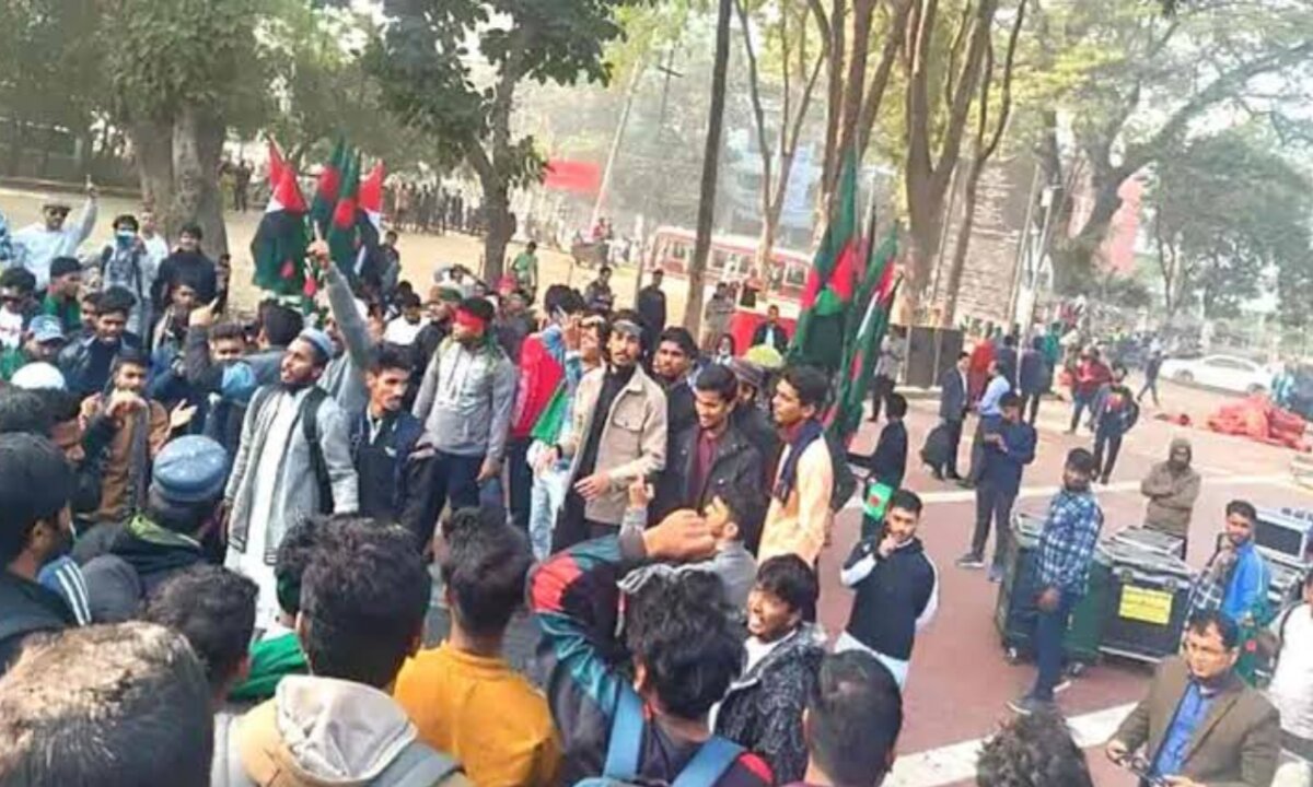 ব্রেকিং নিউজ : উত্তাল গাজীপুর জড়ো হচ্ছেন হাজার হাজার জনতা ও শিক্ষার্থীরা